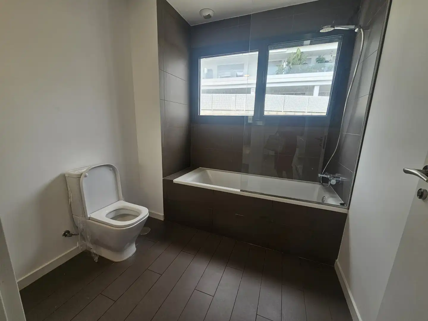 Baño de Casa adosada de alquiler en Estepona con Aire acondicionado, Terraza y Piscina