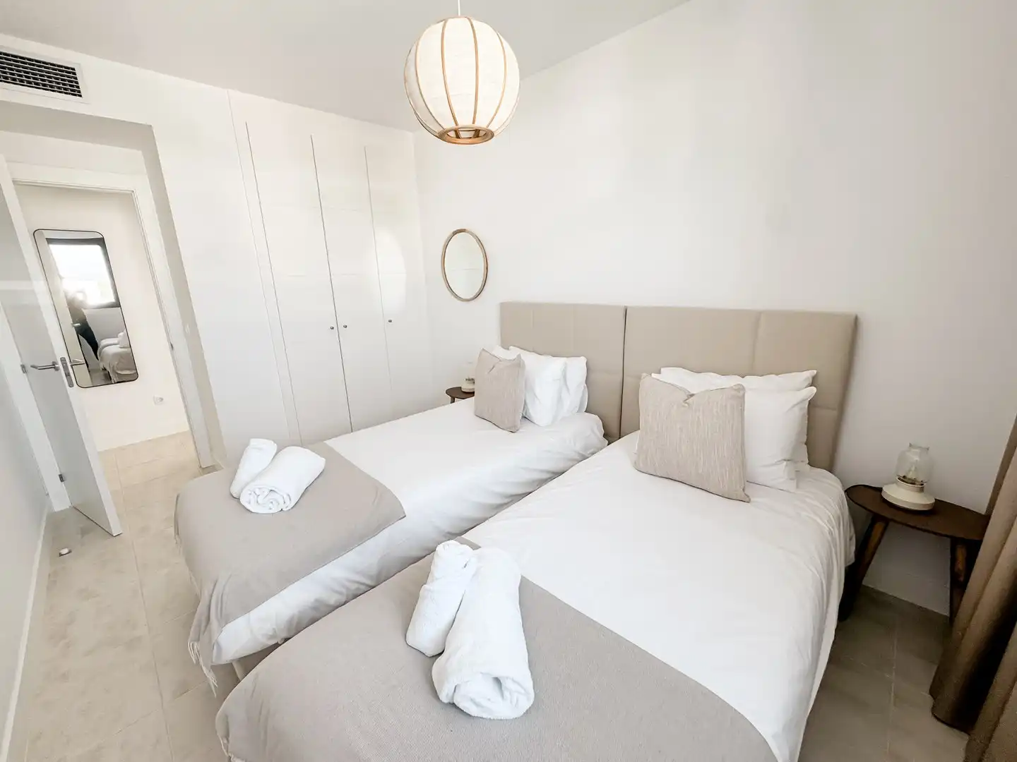 Schlafzimmer von Dachboden zum Verkauf in Manilva mit Klimaanlage, Heizung und Terrasse