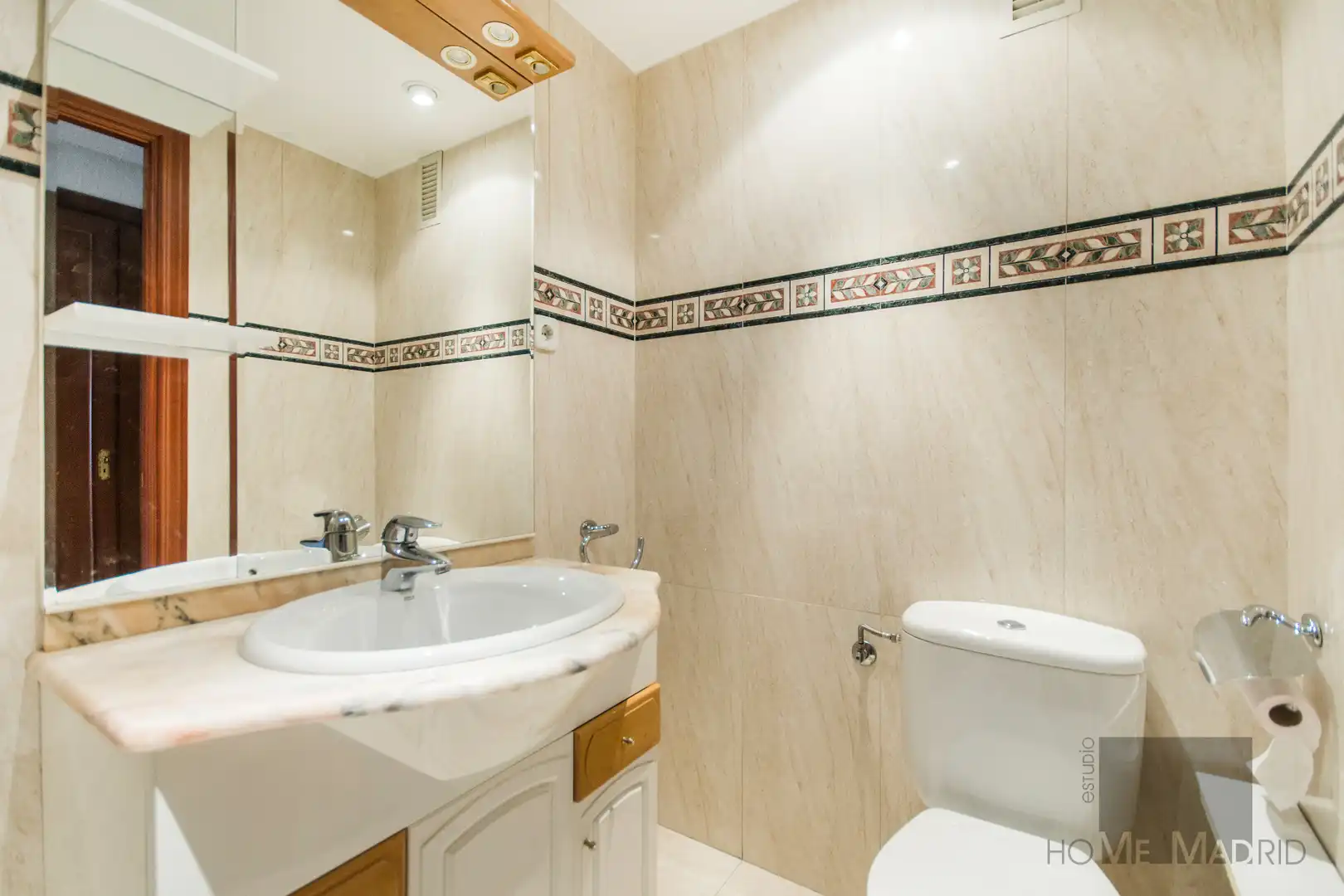 Bathroom of Flat for sale in Madrid  with Air Conditioner, Heating and Parquet flooring