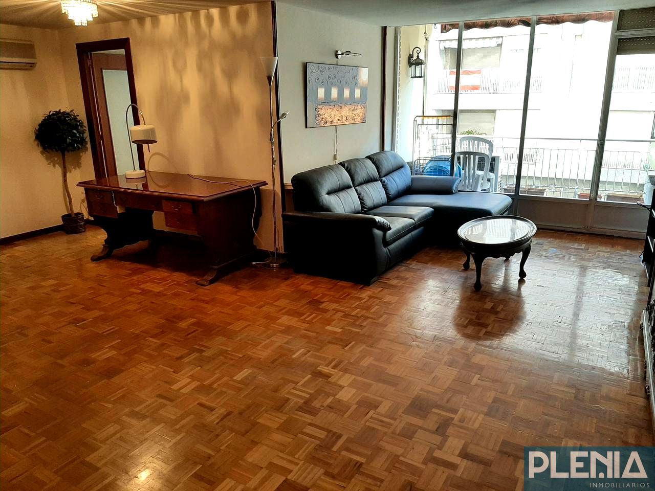 Sala d'estar de Pis de lloguer en  Huesca Capital amb Calefacció, Parquet i Terrassa