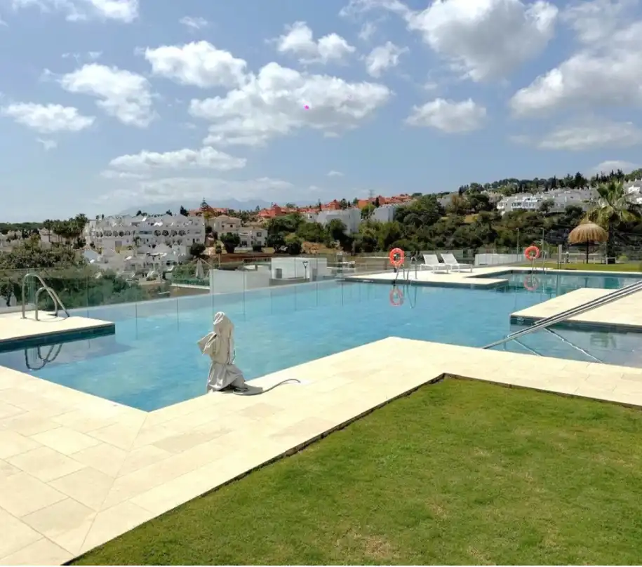 Piso con piscina en venta en Elviria - Cabopino