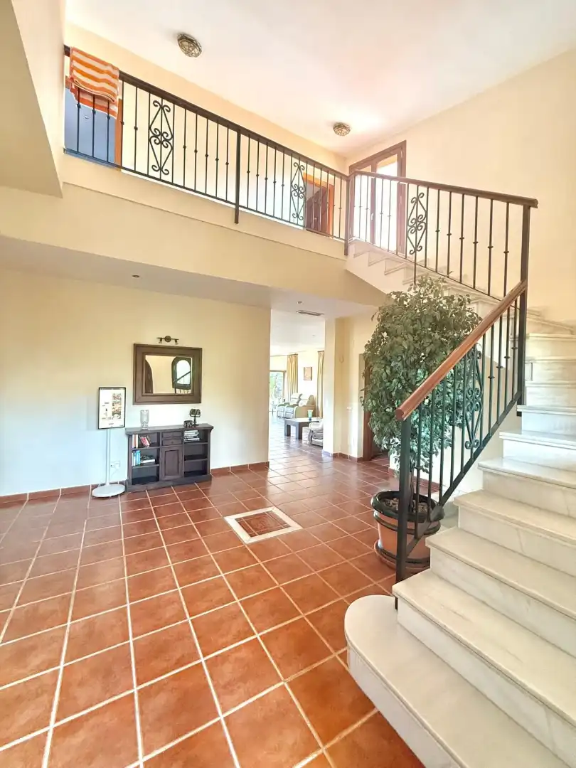 Chalet con piscina en venta en Calle Benahavis, imagen 5