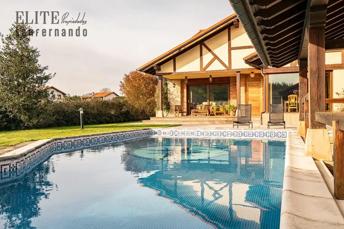 Piscina de Casa o xalet en venda en Santillana del Mar amb Calefacció, Jardí privat i Piscina