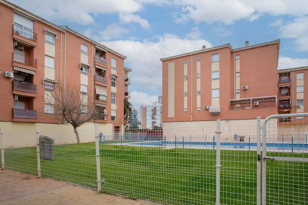 Vista exterior de Pis en venda en Linares amb Piscina