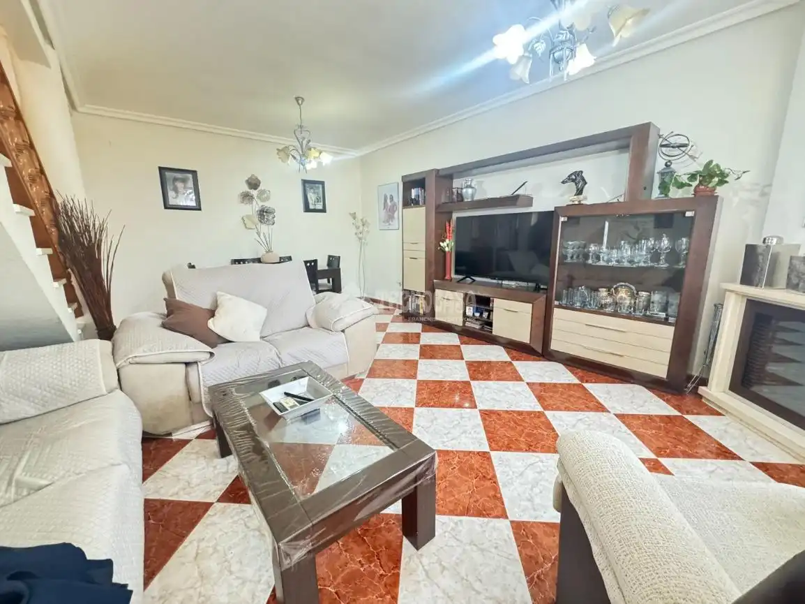 Wohnzimmer von Einfamilien-Reihenhaus zum Verkauf in Yepes mit Klimaanlage, Heizung und Terrasse