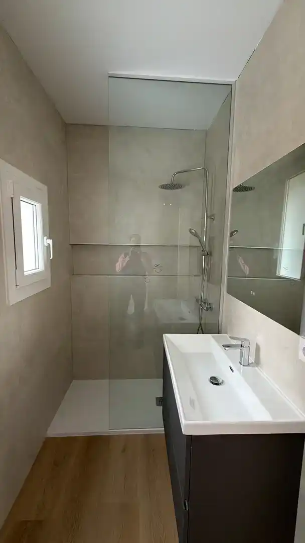 Badezimmer von Wohnung zum Verkauf in Cuenca Capital mit Balkon