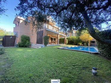 Villa con piscina in vendita a Carrer Gira-Sols 12
