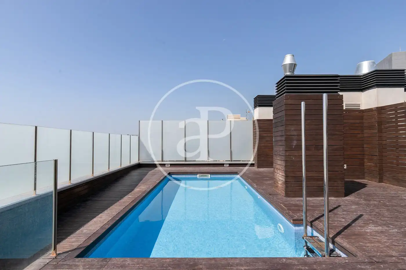 Swimming pool of Flat for sale in Barcelona  with Air Conditioner, Heating and Storage room
