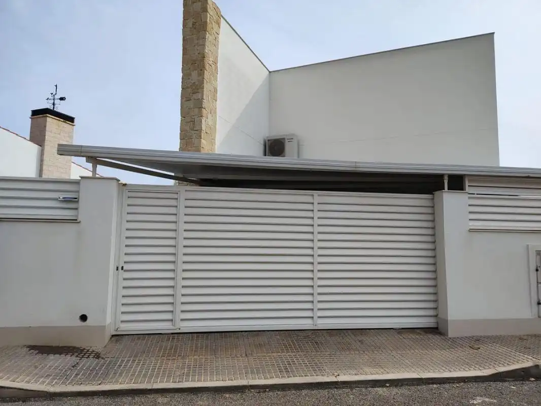 Vista exterior de Casa adosada en venda en Callosa de Segura amb Aire condicionat, Calefacció i Jardí privat