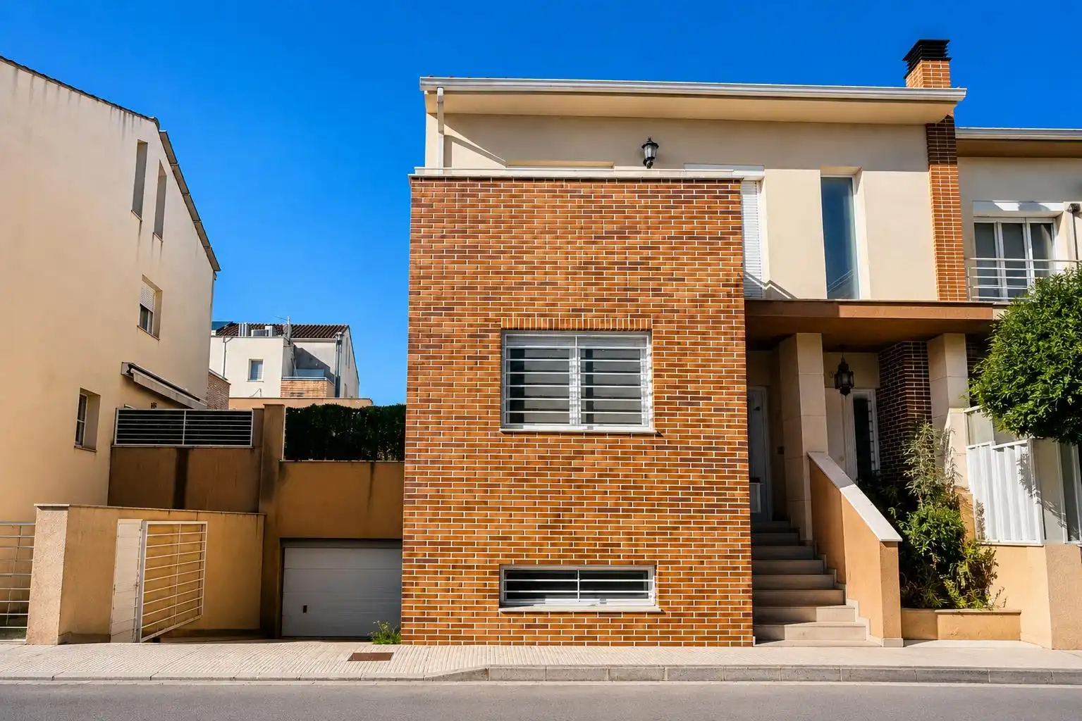 Außenansicht von Einfamilien-Reihenhaus zum Verkauf in Enguera mit Klimaanlage, Heizung und Terrasse