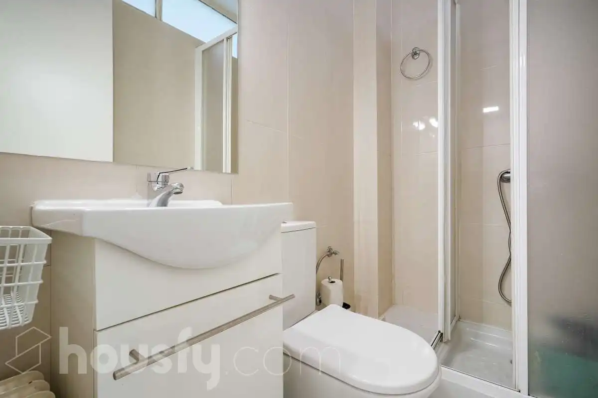 Bathroom of Study for sale in Madrid  with Air Conditioner and Heating