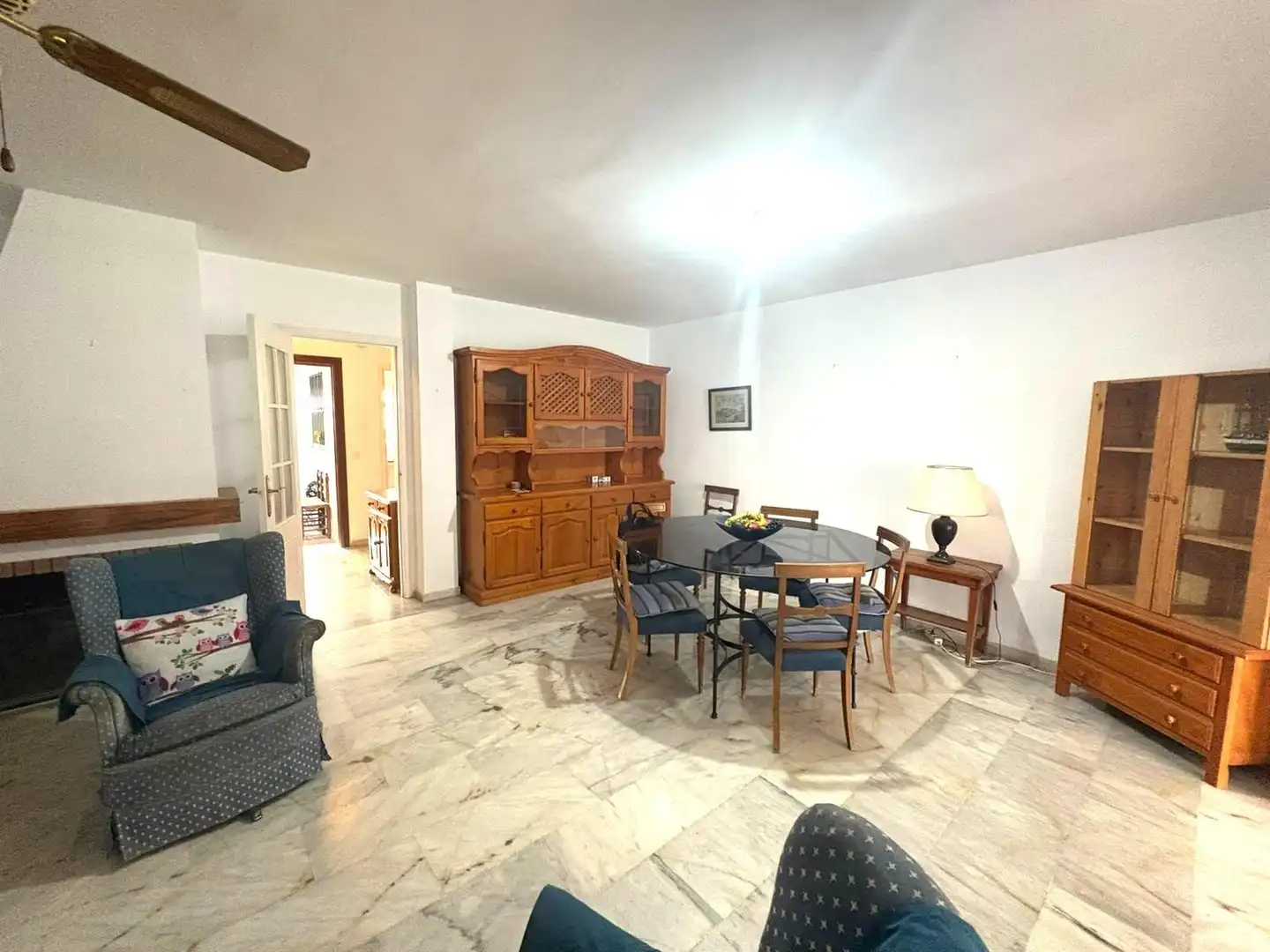 Sala d'estar de Casa adosada en venda en Fuengirola amb Aire condicionat, Jardí privat i Terrassa