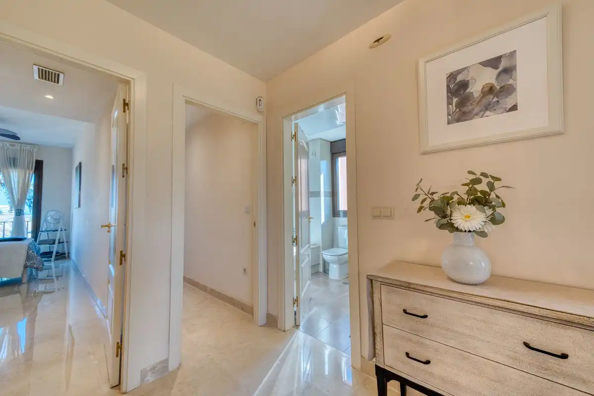 Einfamilien-Reihenhaus zum Verkauf in Estepona mit Klimaanlage, Terrasse und Alarm