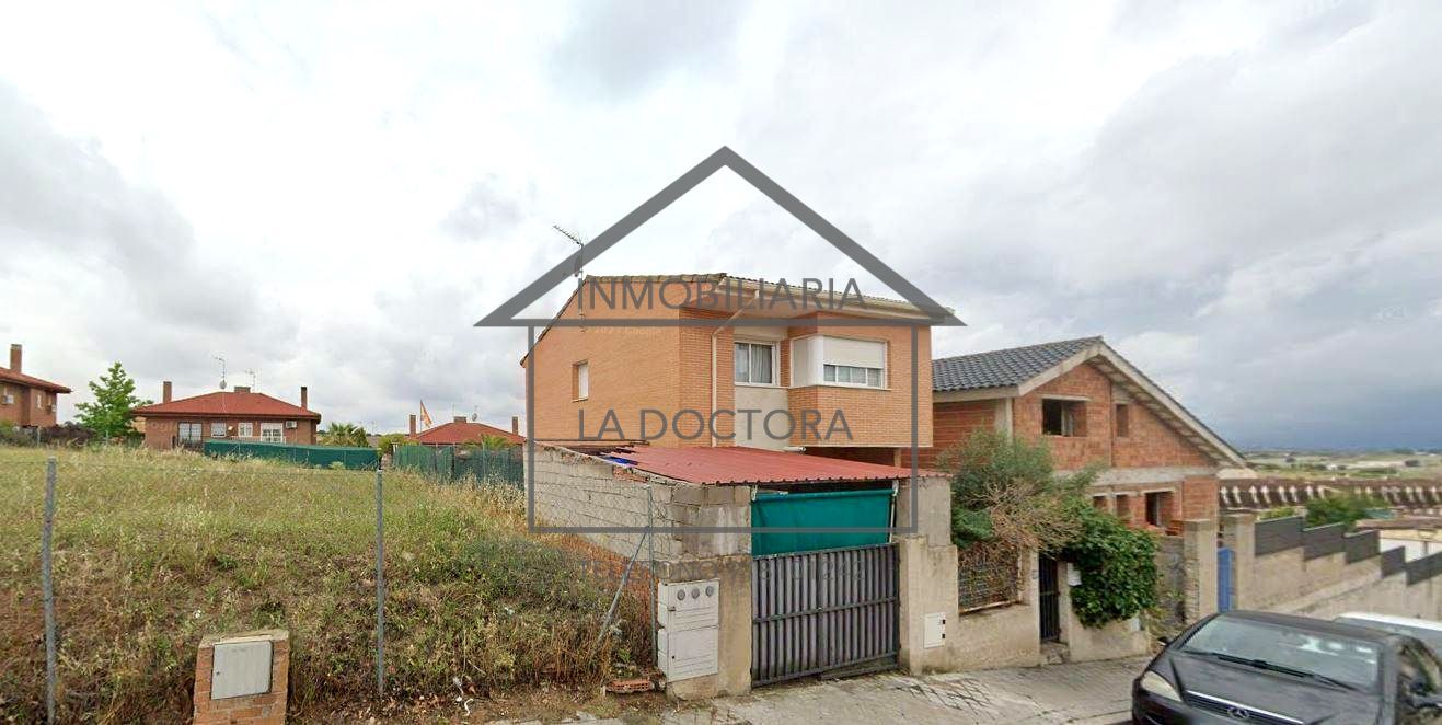 Vista exterior de Casa o xalet en venda en Villanueva de Perales amb Jardí privat, Terrassa i Piscina