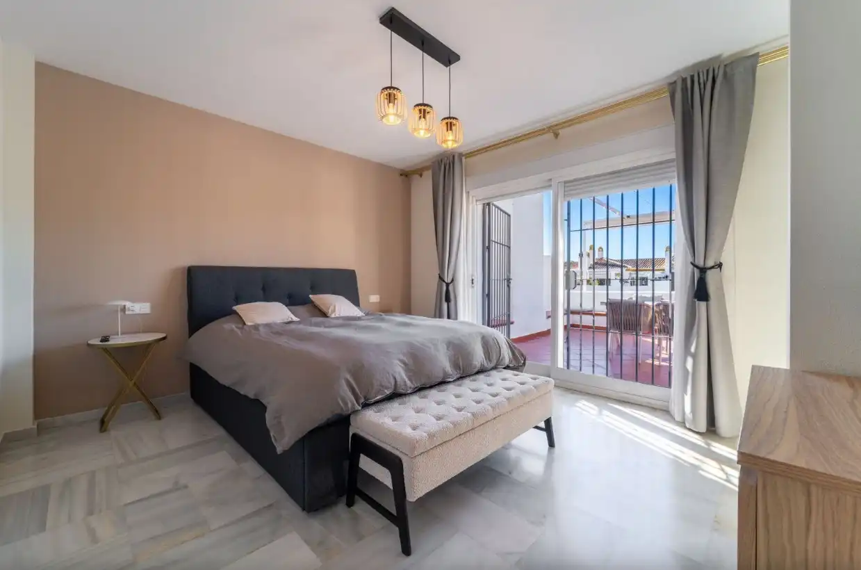 Dormitori de Dúplex en venda en Marbella amb Aire condicionat, Calefacció i Jardí privat
