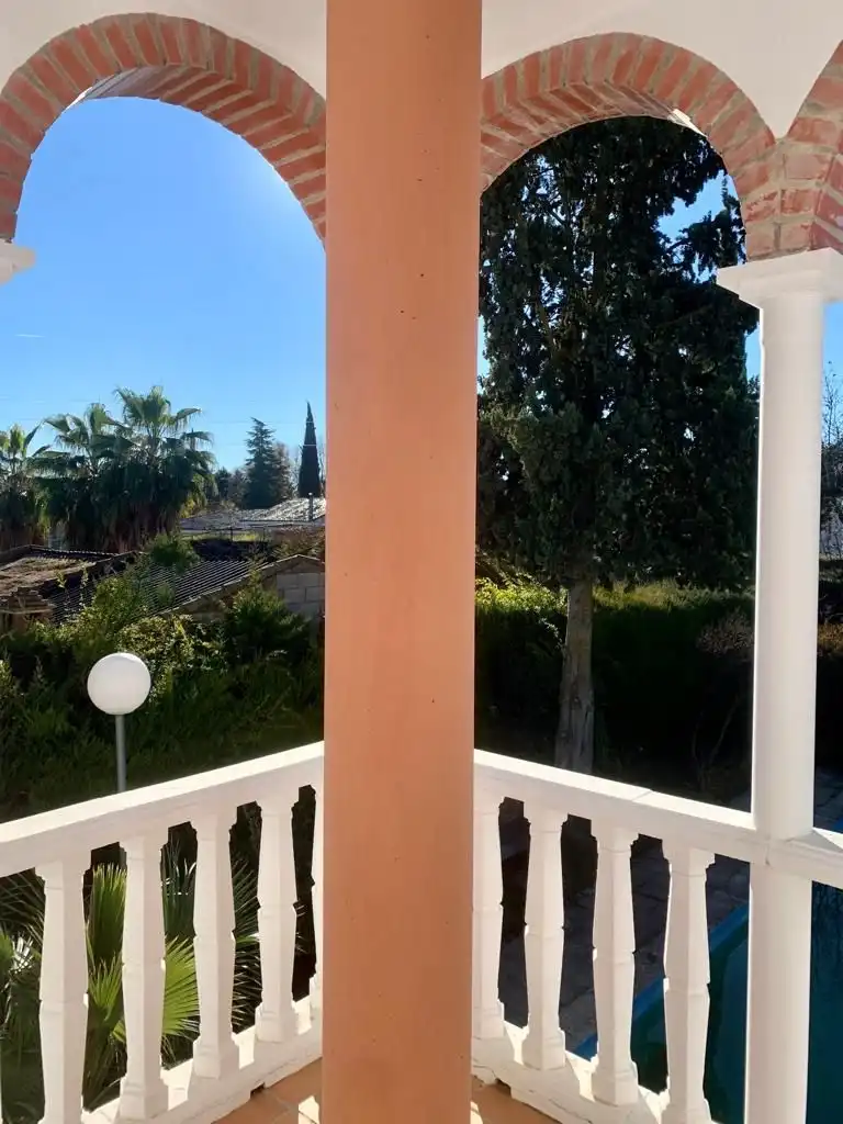 Vista exterior de Casa o chalet en venta en Úbeda con Jardín privado, Piscina y Balcón