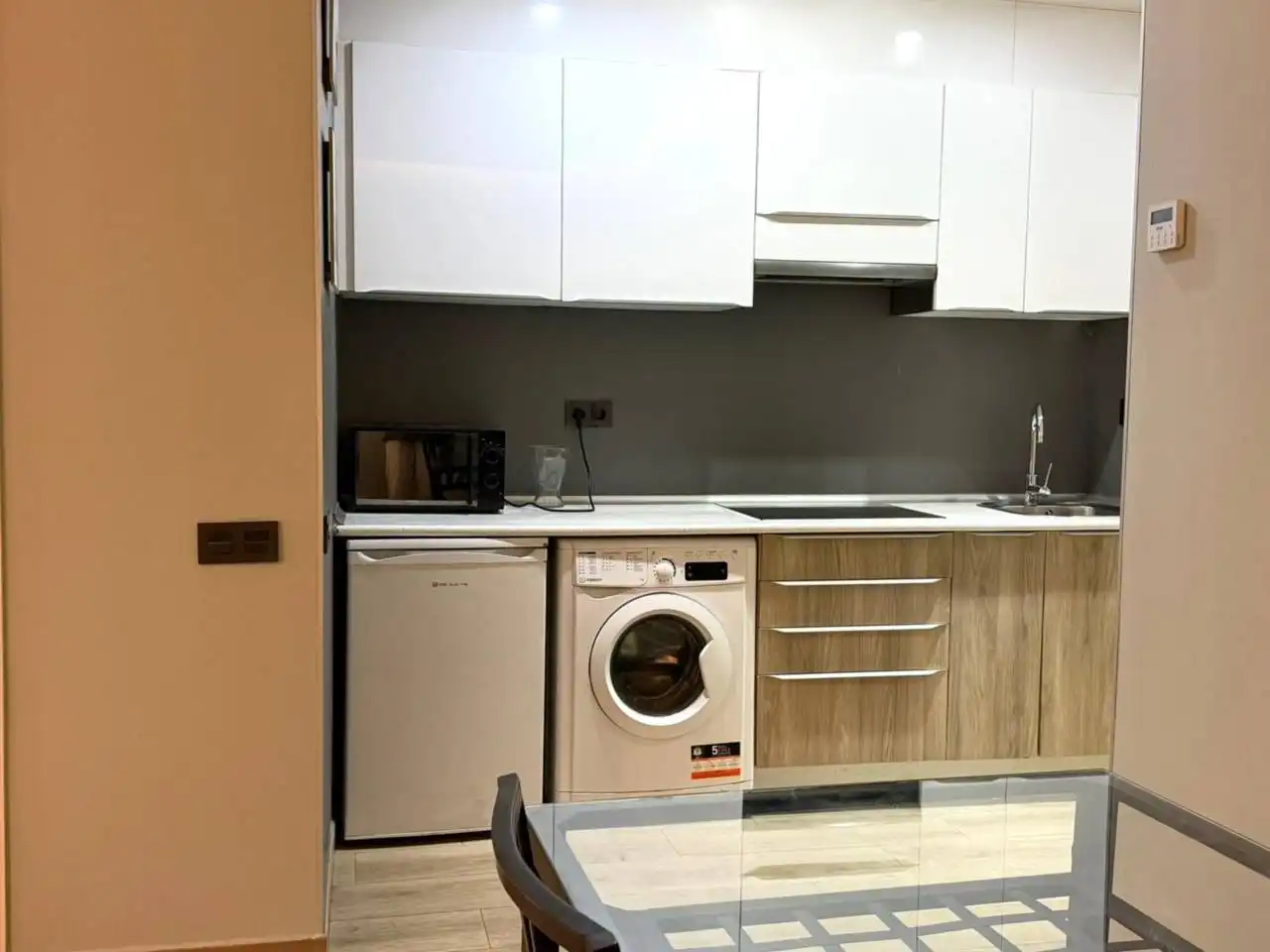 Cuina de Pis de lloguer en Barcelona amb Aire condicionat, Calefacció i Moblat