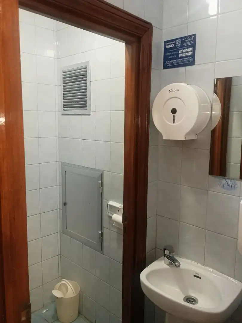 Bany de Local en venda en Madrid amb Aire condicionat