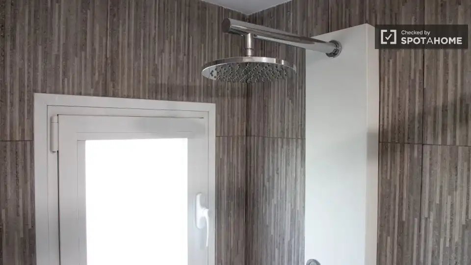 Bathroom of Flat for rent in Madrid  with Air Conditioner, Heating and Furnished