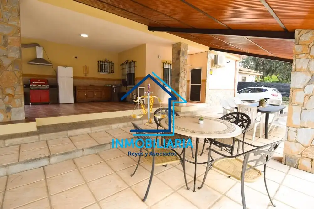 Vista exterior de Casa o xalet en venda en Córdoba amb Aire condicionat, Terrassa i Piscina