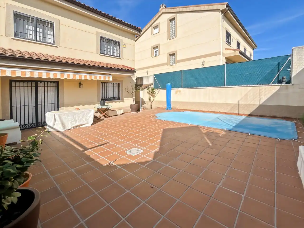 Piscina de Casa adosada en venda en Valdelaguna amb Calefacció, Jardí privat i Terrassa