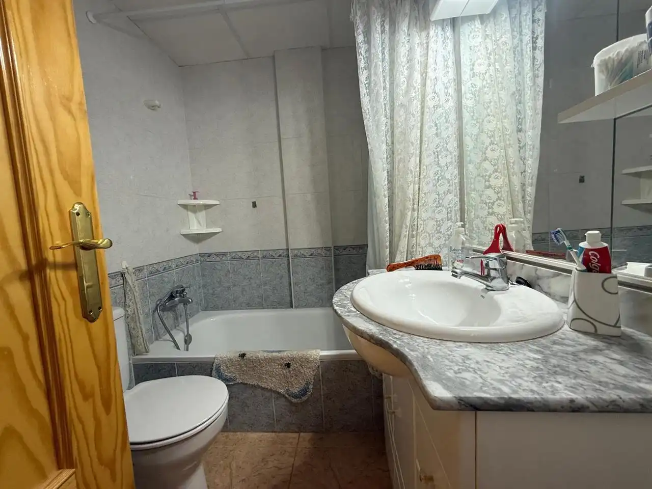 Badezimmer von Einfamilien-Reihenhaus zum Verkauf in Taberno mit Möbliert