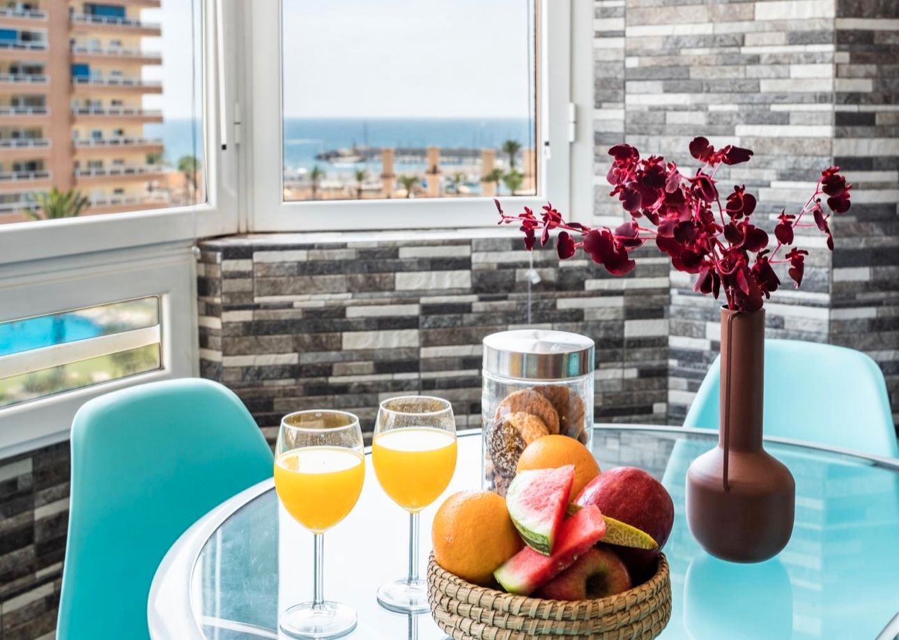 Comedor de Estudio en venta en Fuengirola con Terraza y Piscina comunitaria