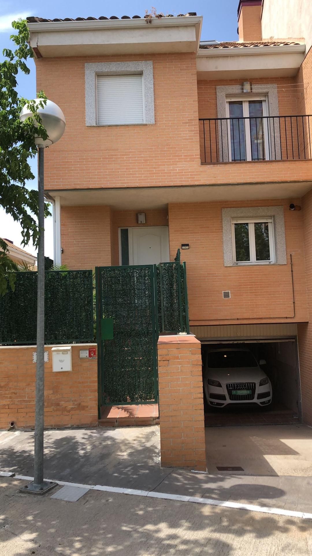 Vista exterior de Casa adosada en venda en Méntrida amb Aire condicionat, Jardí privat i Terrassa