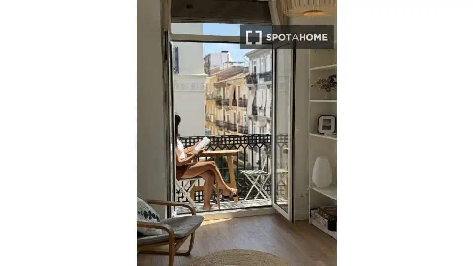 Flat with terrace to rent in Extramurs, imagen 2