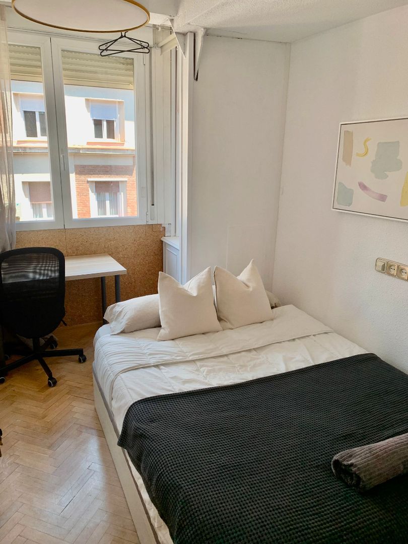 Habitación de Piso para compartir en  Madrid Capital con Calefacción, Amueblado y Horno