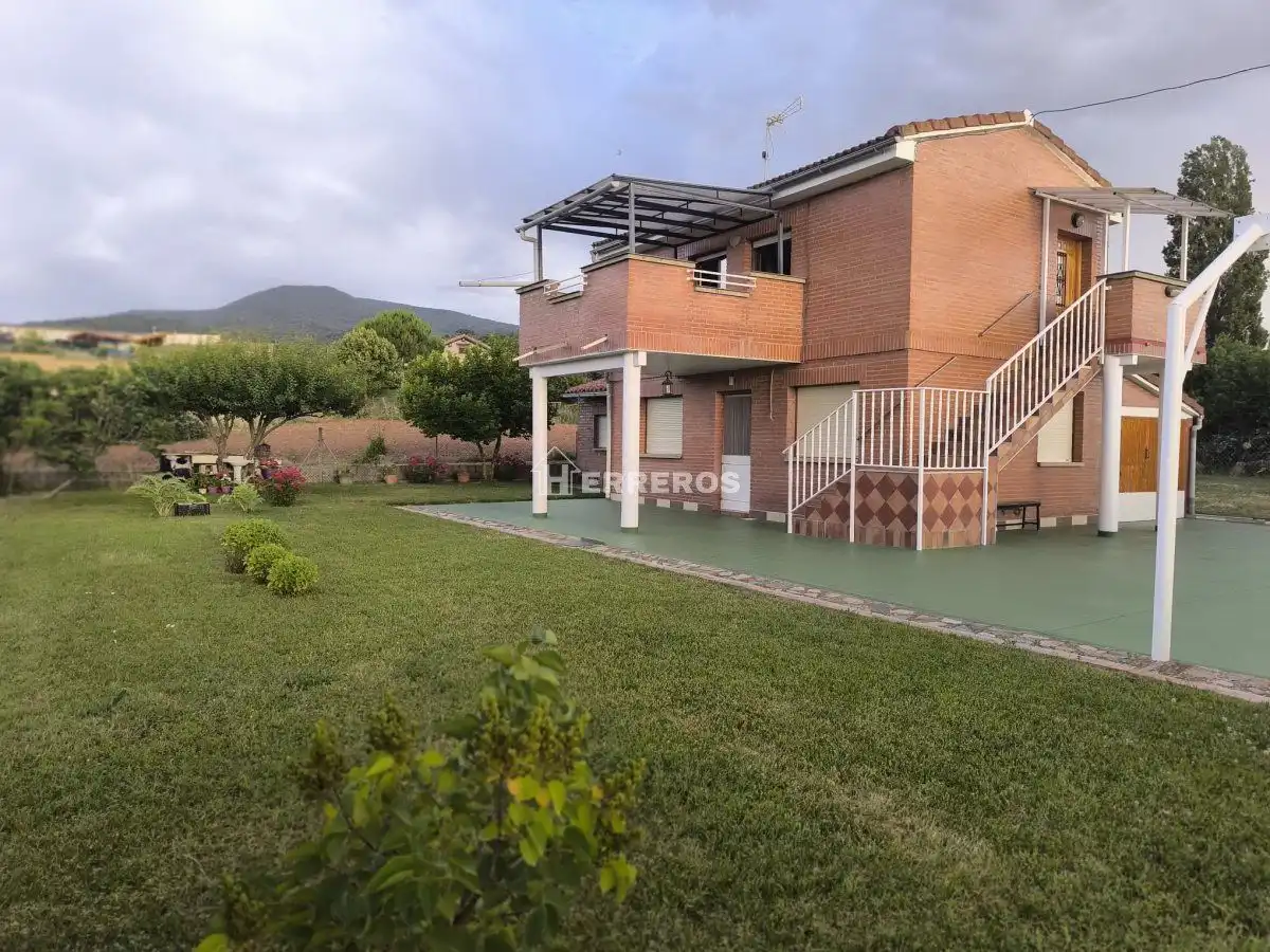 Chalet con jardín en venta en revilla, imagen 2
