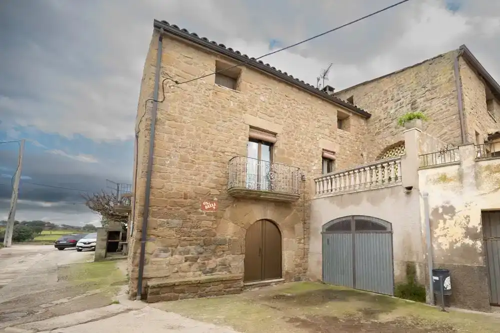 Vista exterior de Casa adosada en venda en Guissona amb Balcó