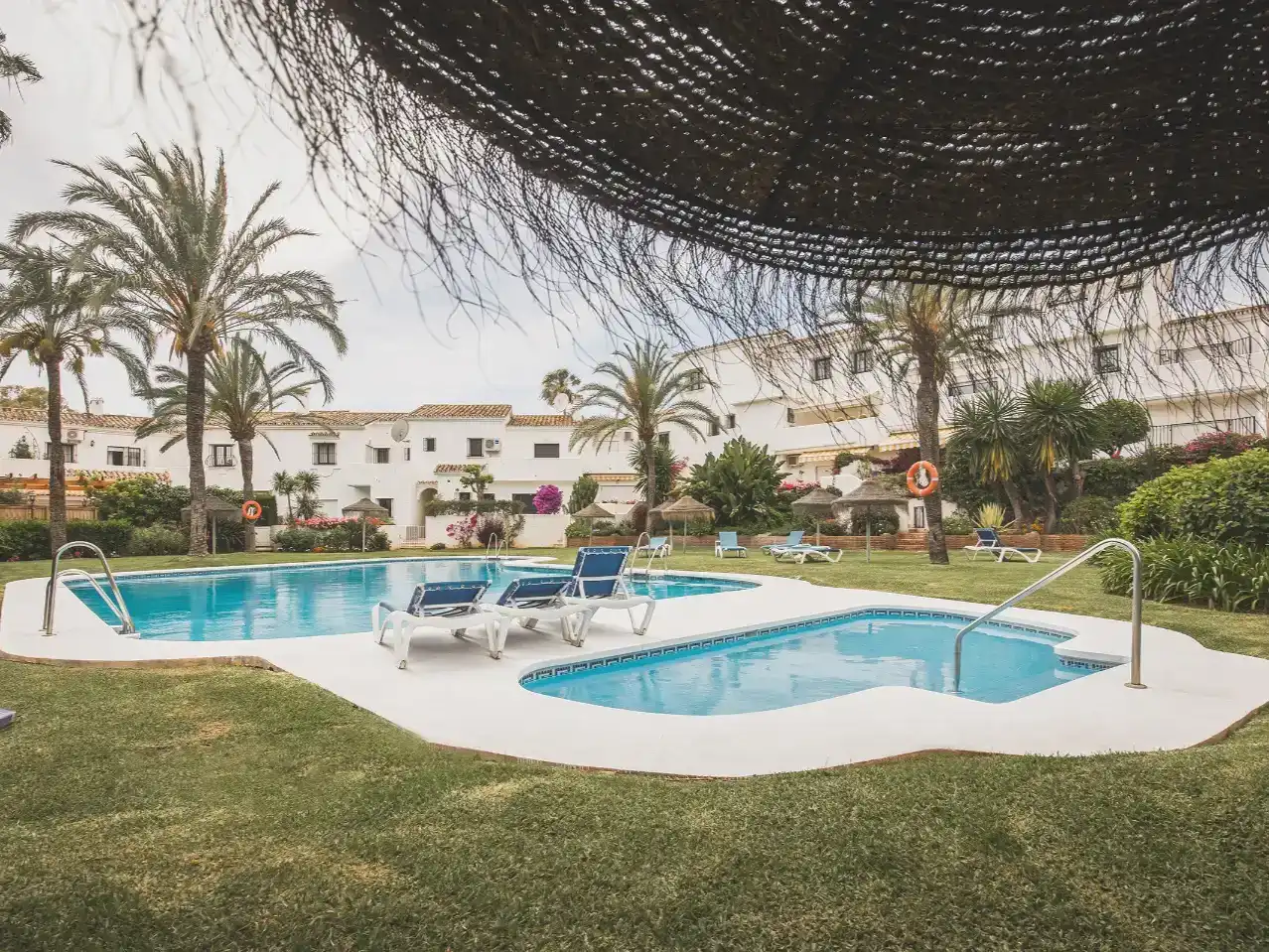Schwimmbecken von Wohnung zur Miete in Marbella mit Klimaanlage, Privatgarten und Parkett