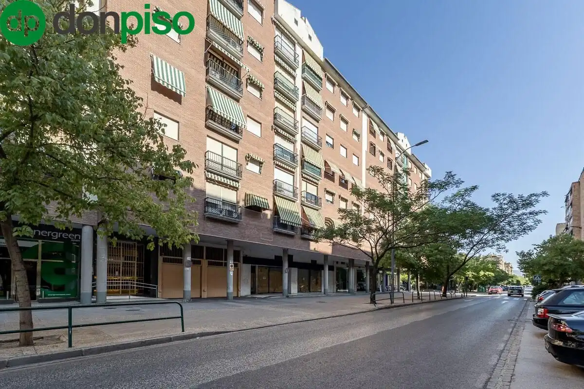 Außenansicht von Wohnung zum Verkauf in Granada mit Klimaanlage und Terrasse