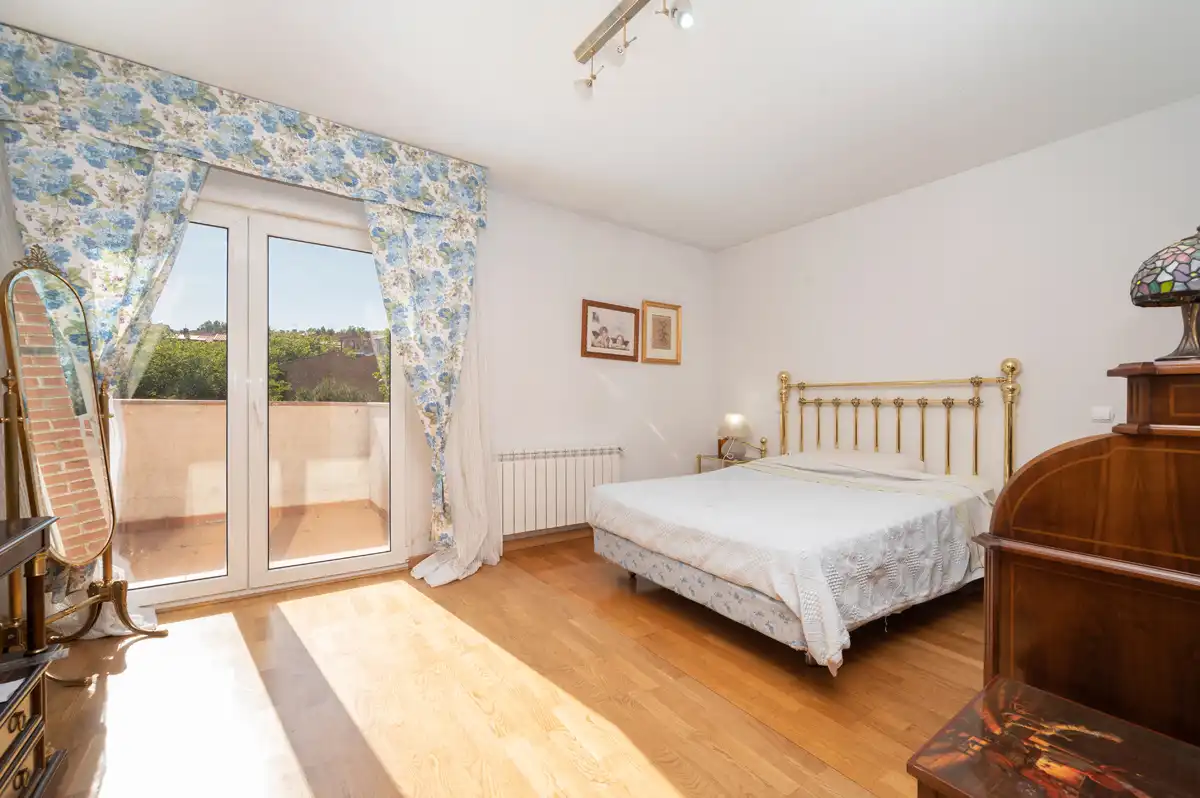 Habitación de Casa adosada en venta en Colmenar Viejo con Calefacción, Parquet y Terraza