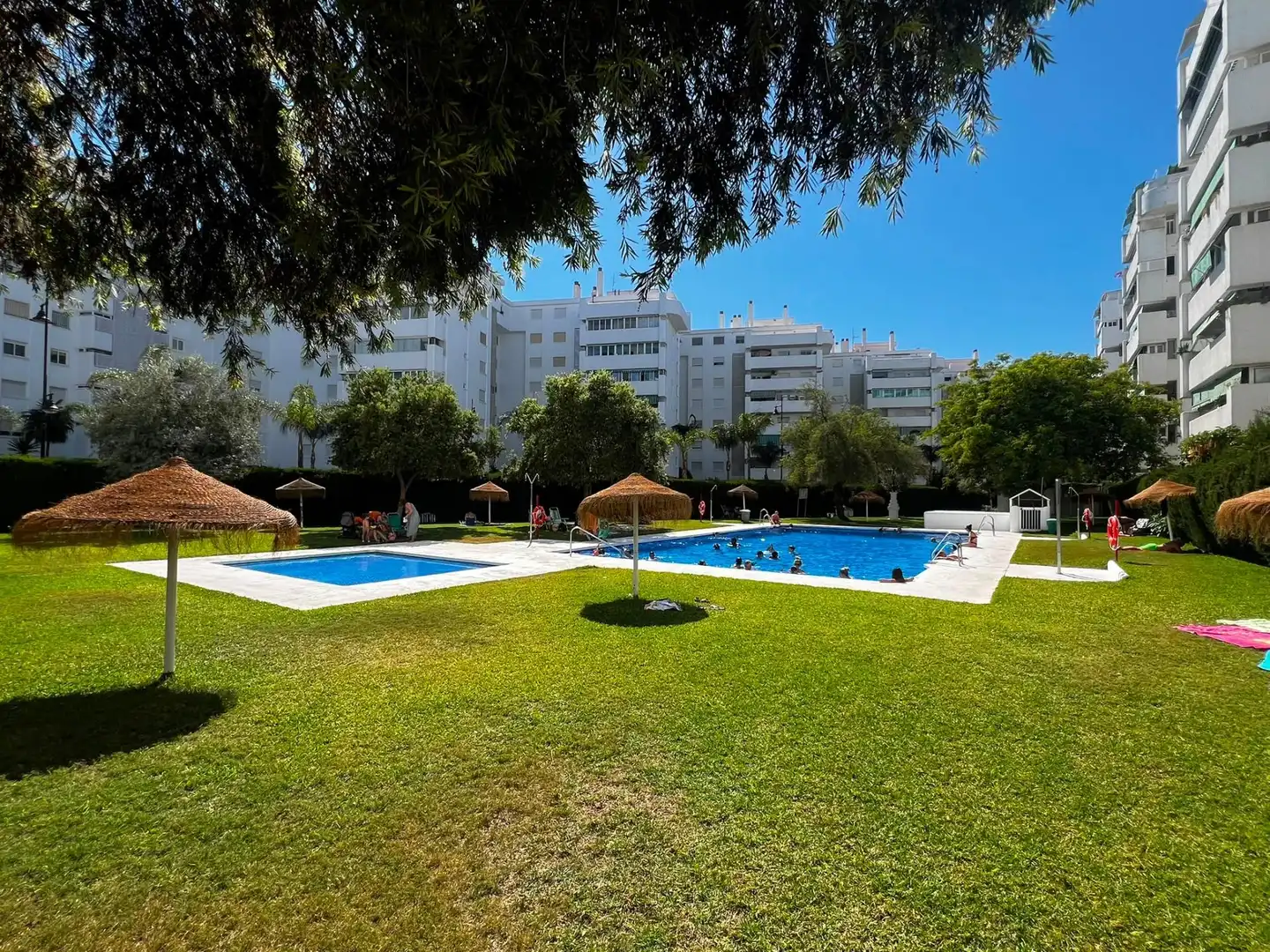 Swimming pool of Flat for sale in Fuengirola  with Air Conditioner, Heating and Terrace