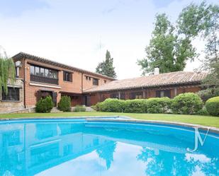 Swimming pool of House or chalet to rent in  Madrid Capital  with Air Conditioner, Heating and Private garden