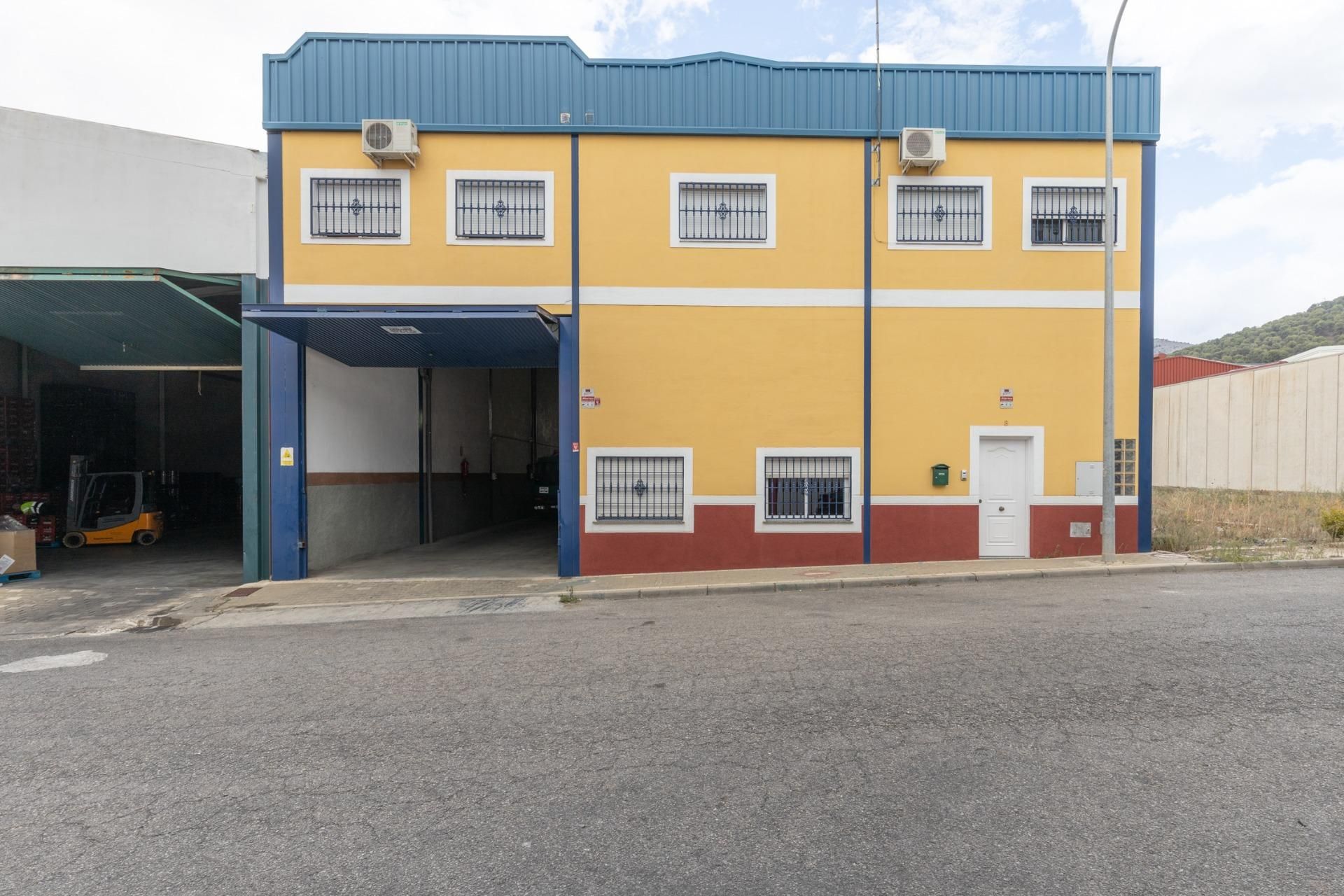 Vista exterior de Nau industrial en venda en Loja