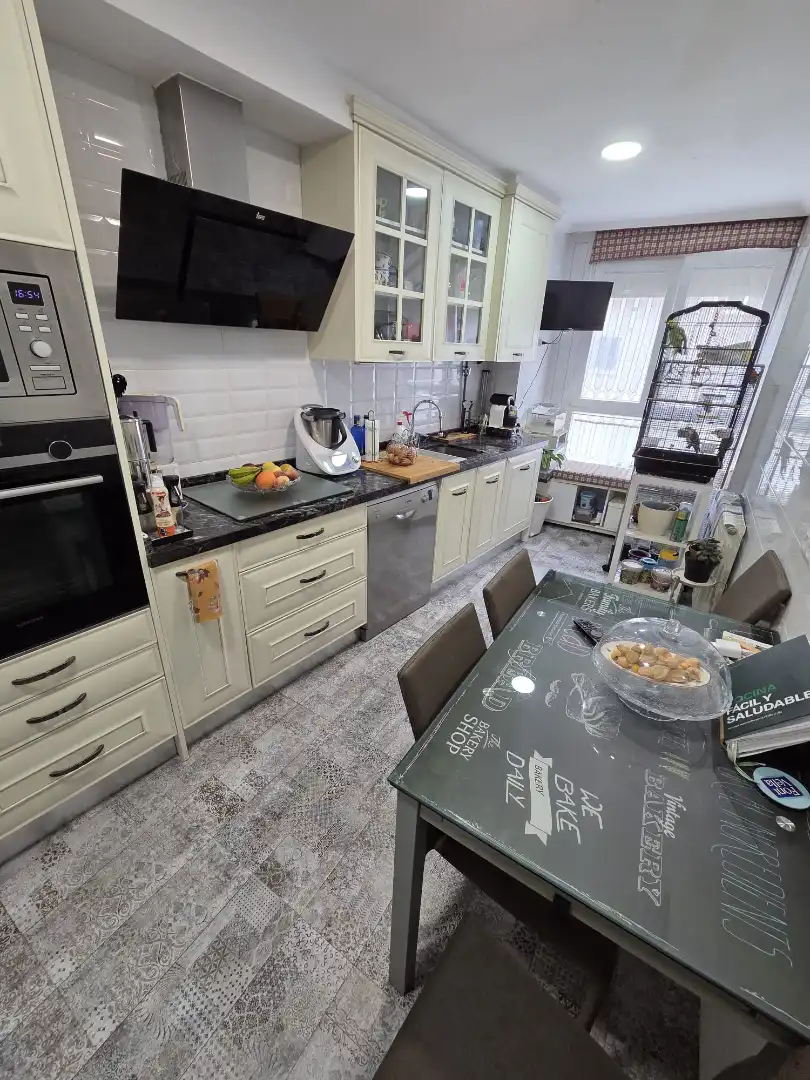 Cuina de Pis en venda en Oviedo  amb Calefacció, Terrassa i Traster