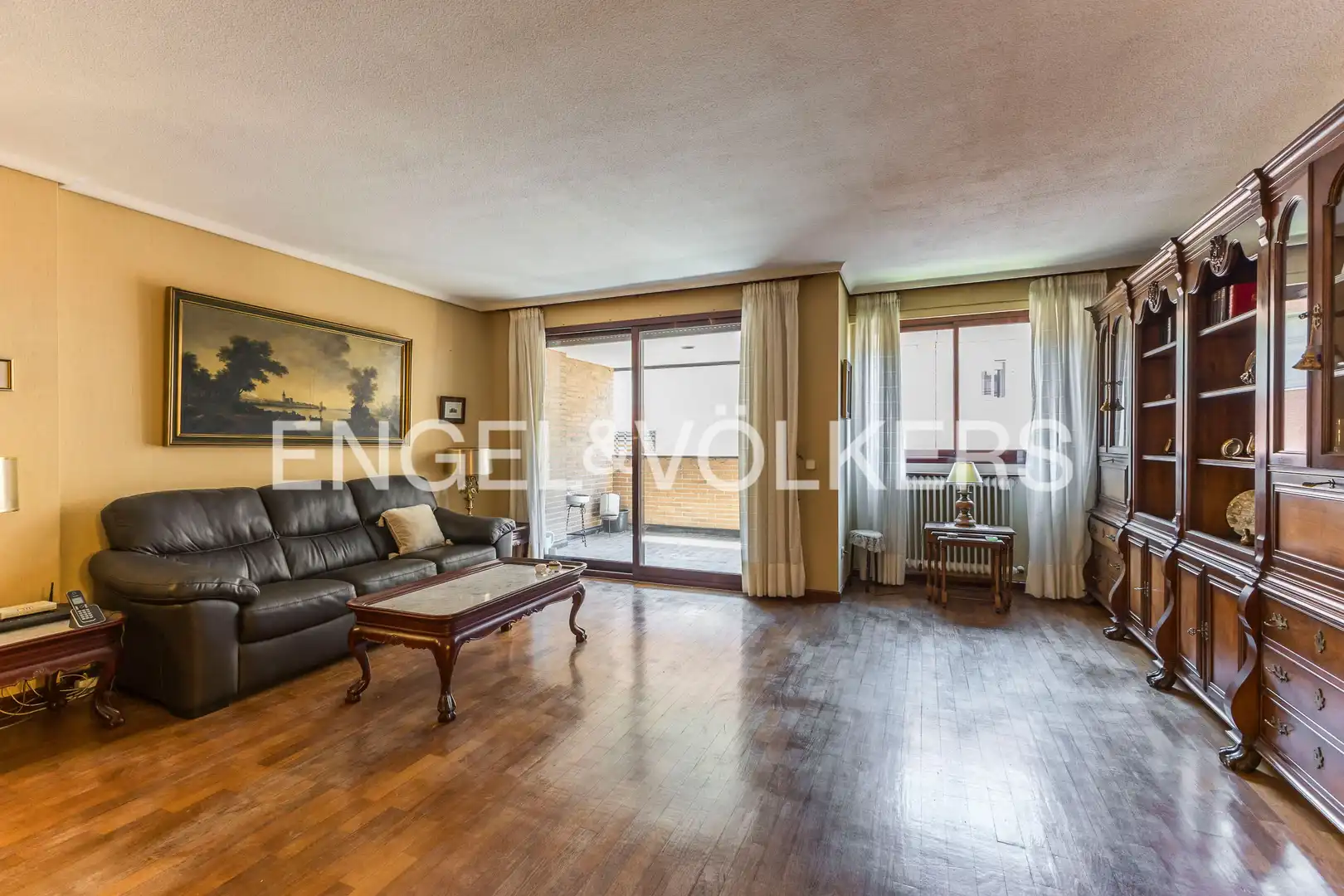 Living room of Flat for sale in Madrid  with Heating, Parquet flooring and Storage room