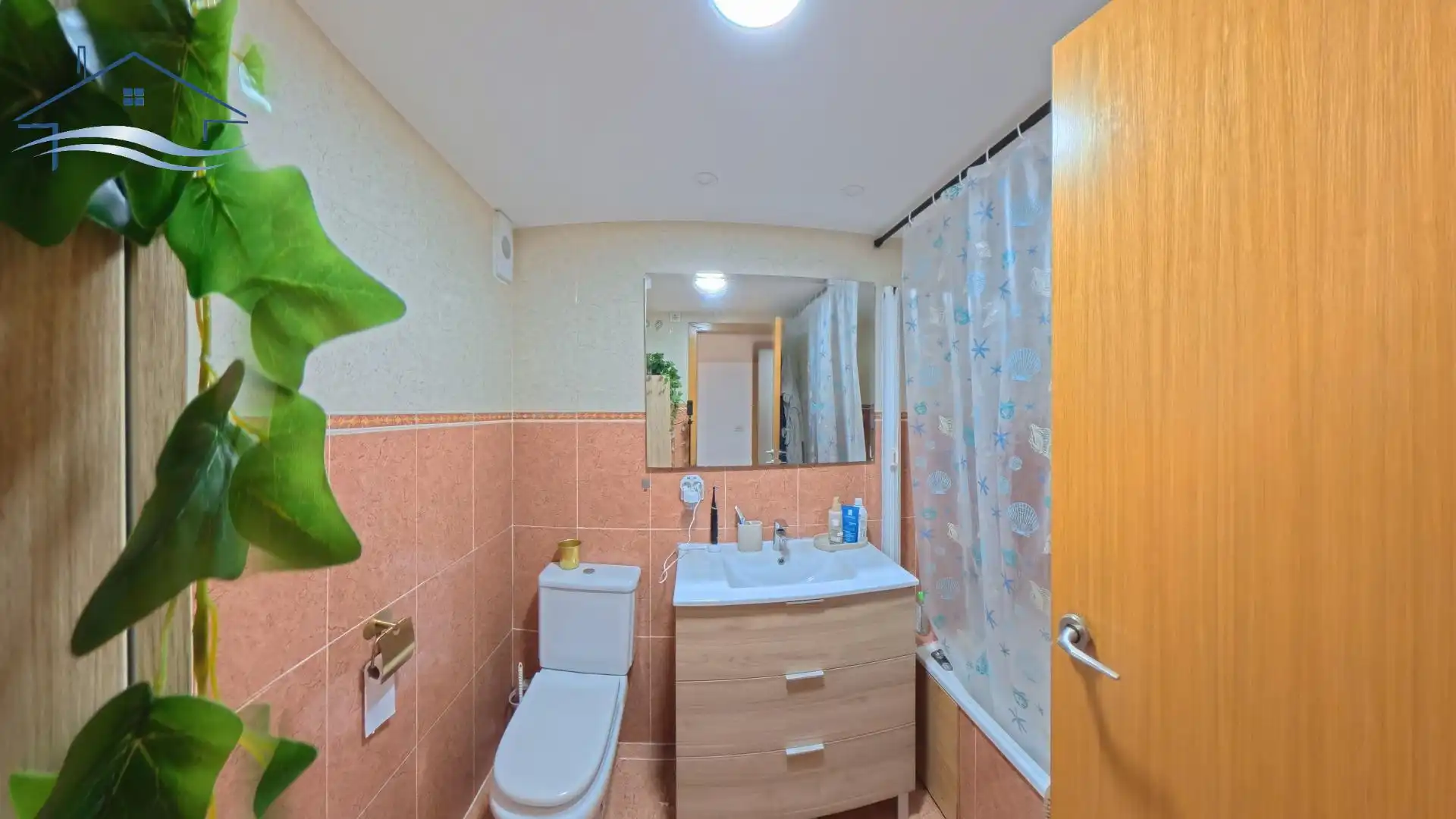 Badezimmer von Wohnung zum Verkauf in Alicante / Alacant mit Klimaanlage, Abstellraum und Ofen