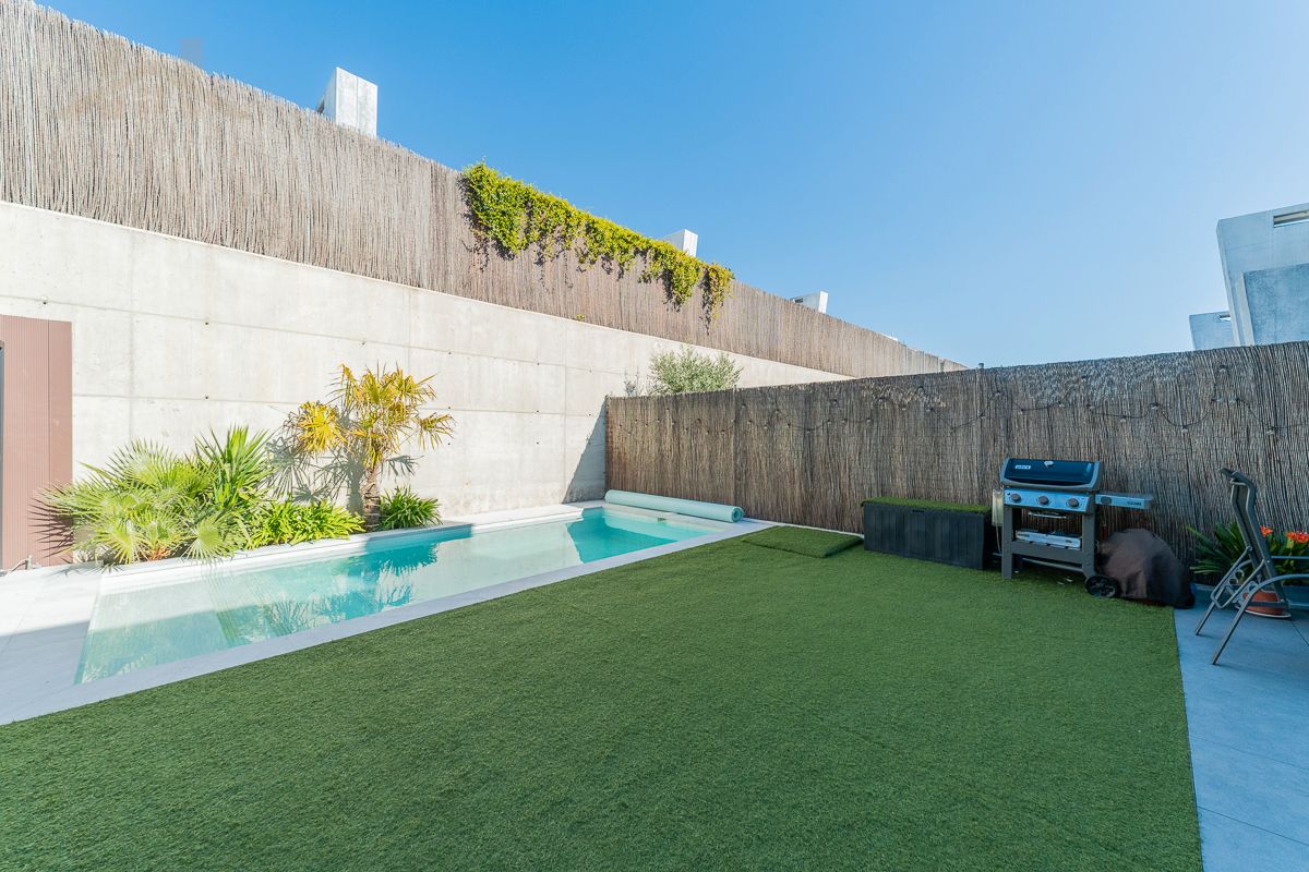 Swimming pool of Single-family semi-detached for sale in Boadilla del Monte  with Air Conditioner, Heating and Private garden