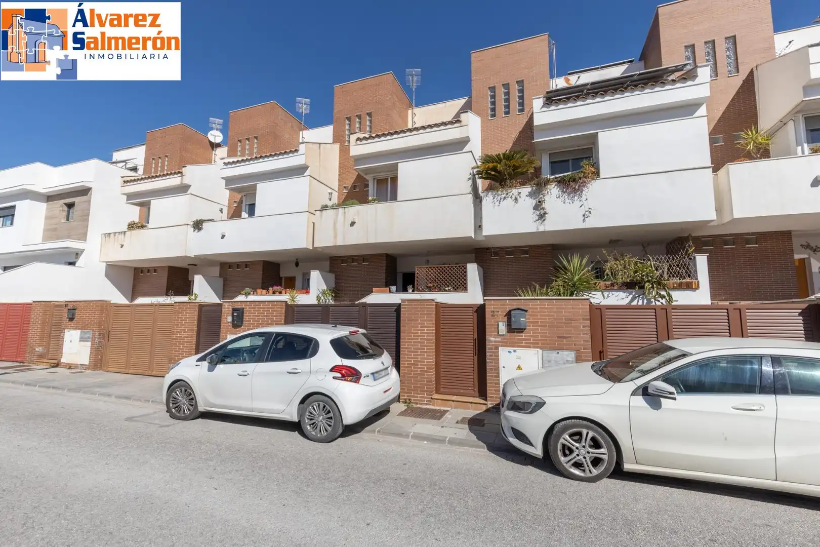 Vista exterior de Casa adosada en venda en Churriana de la Vega amb Calefacció, Terrassa i Balcó