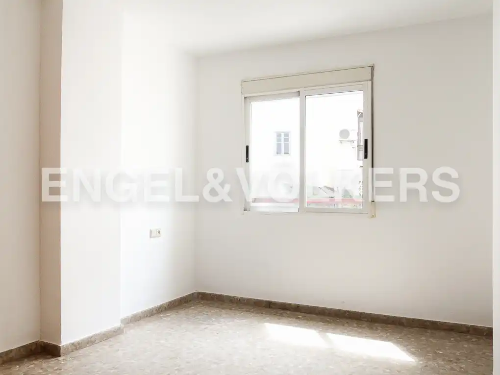 Schlafzimmer von Wohnung zur Miete in Valencia mit Klimaanlage, Heizung und Balkon