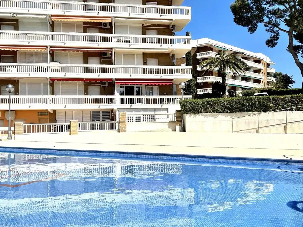 Piscina de Piso en venta en Salou con Terraza, Amueblado y Piscina comunitaria