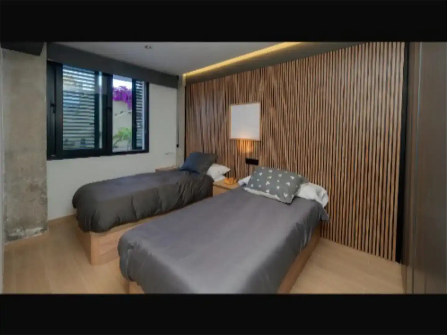 Dormitori de Pis de lloguer en Dénia amb Aire condicionat, Jardí privat i Parquet