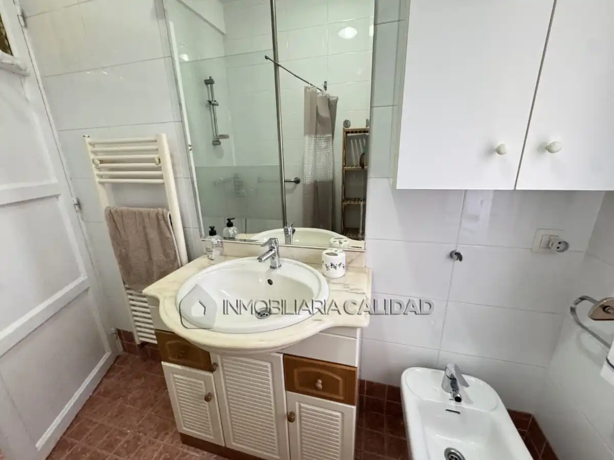 Baño de Piso de alquiler en Burgos con Calefacción y Amueblado