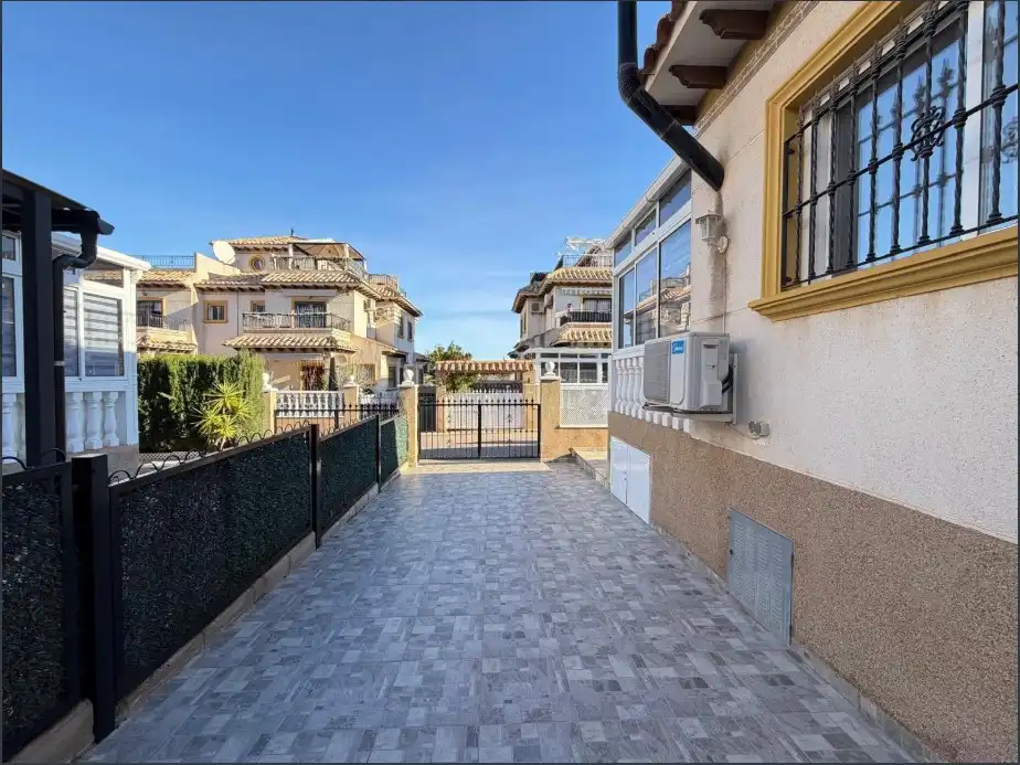Vista exterior de Casa o xalet en venda en Orihuela amb Aire condicionat, Calefacció i Terrassa