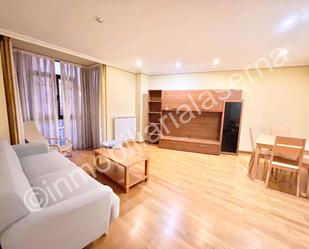 Sala d'estar de Apartament en venda en León Capital  amb Balcó