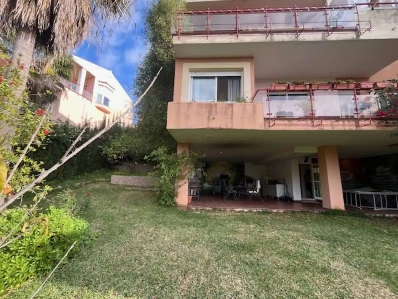 Garten von Einfamilien-Reihenhaus zum Verkauf in Estepona mit Klimaanlage, Privatgarten und Parkett
